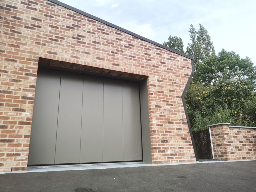 Porte-de-garage-laterale-Fermetures-Must-1024x768