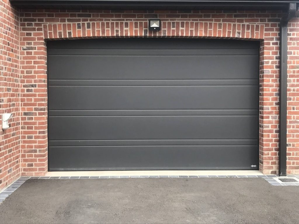 Porte-de-garage-sectionnelle-Fermetures-Must-Valenciennes-1024x768