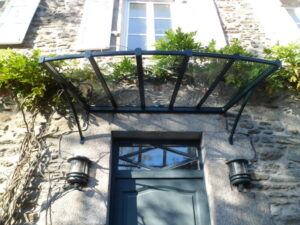 Romane-sous-lierre-1024x768