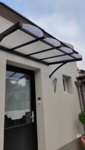 marquise-classic-1600-x-940-en-verre-trempe-incolore-monumental-4mm-9005-fine-texture-scaled-1-576x1024