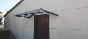 marquise-en-aluminium-trianon-retro-2000-x-1080-en-polycarbonate-granite-4mm-ral-9005-fine-texture-1024x461