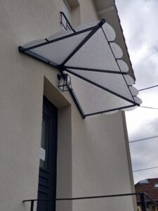 marquise-trianon-2000-x-1080-en-alu-laquee-7016-satine-et-remplissage-en-polycarbonate-granite-4mm-scaled-1-768x1024