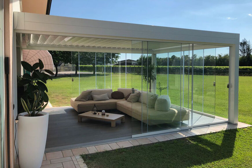 pergola-bioclimatique-avec-baies-vitrees-coulissantes